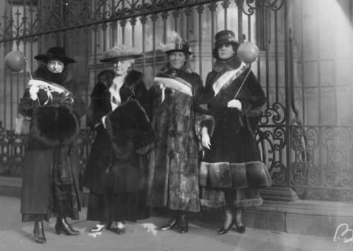 early 1900s photo Mrs. Chas. Parmalee, Mrs. Bruere, Mrs. McMars, Mrs. S.J. Mi a1