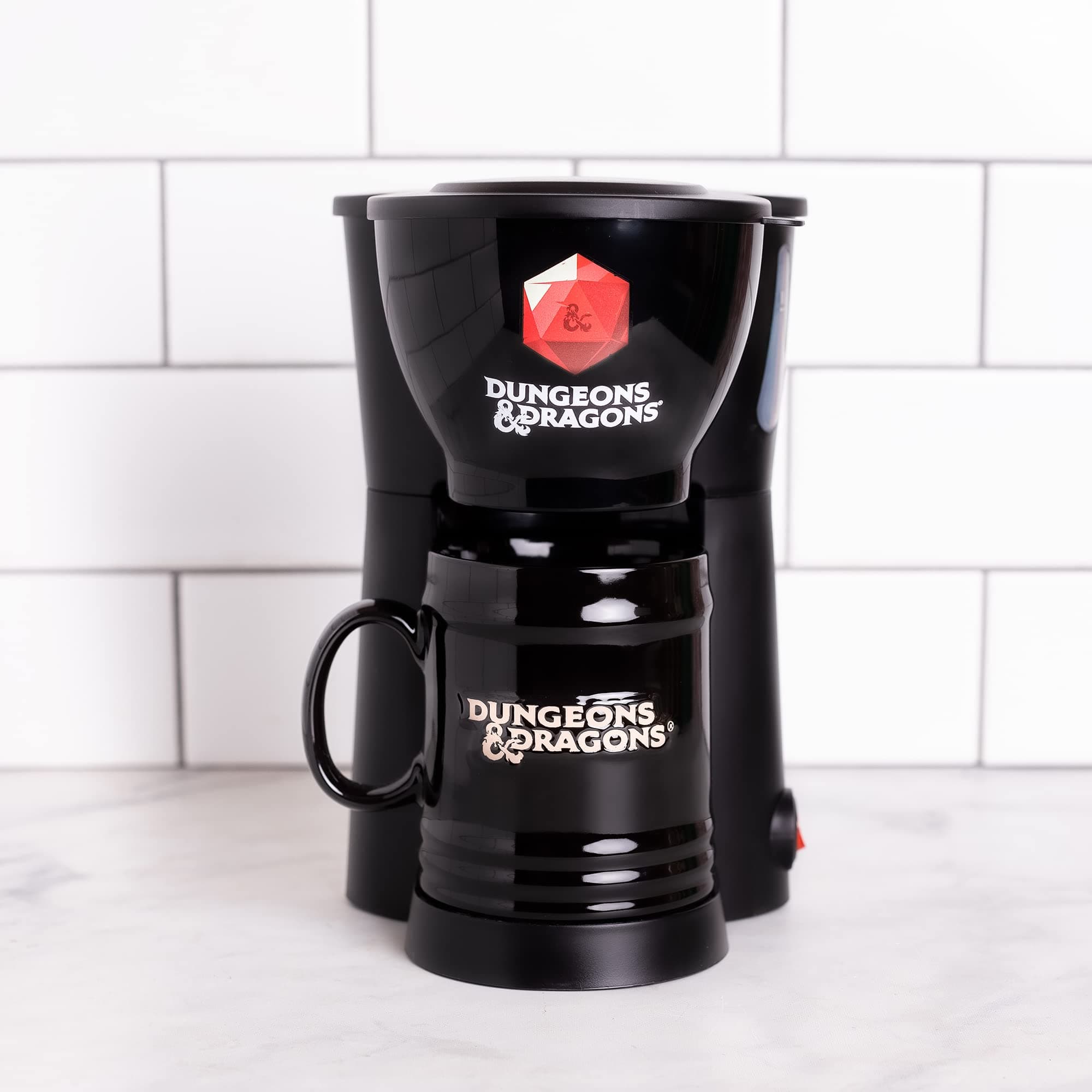 Uncanny Brands Dungeons and Dragons Single Cup Coffee Maker with Mug