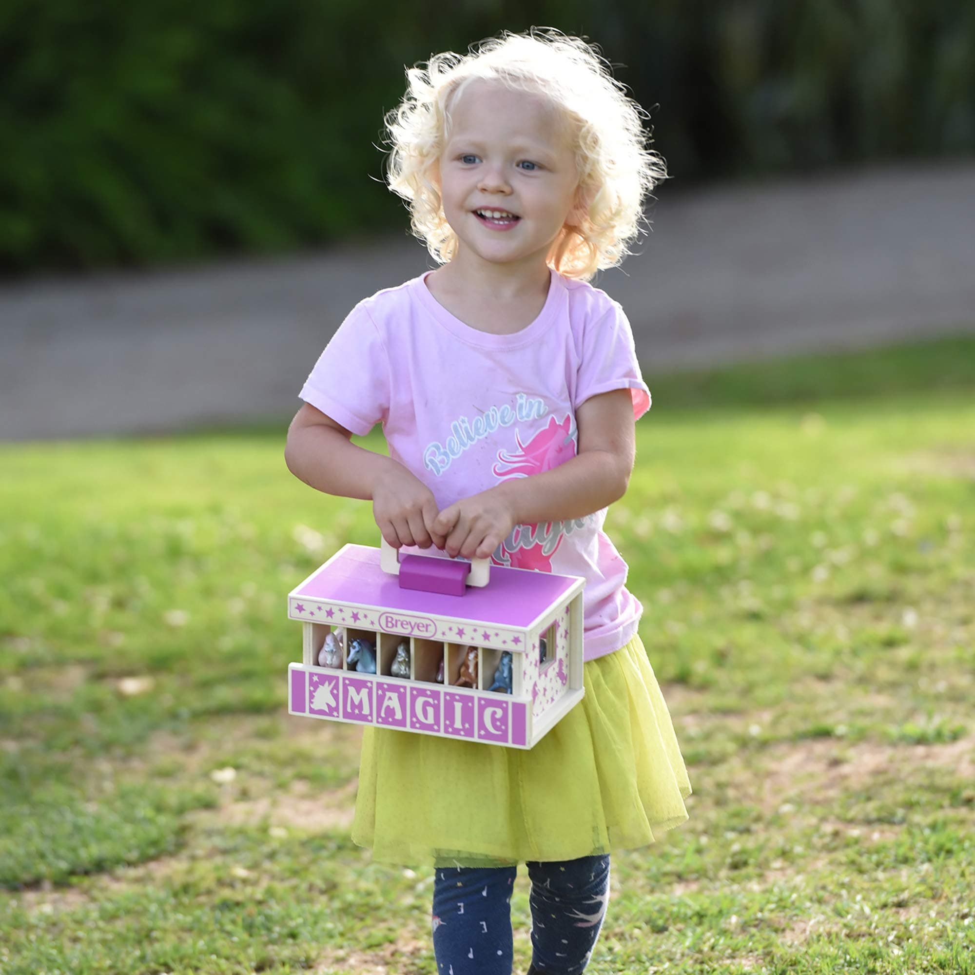 Breyer Bandai Unicorn Magic Wooden Stable Playset, 6 Stablemates 10cm 1:32 Scale Unicorn Toys And Wood Carrying Stable, Plastic Animal Figures Make Great Unicorn Gifts For Girls And Boys