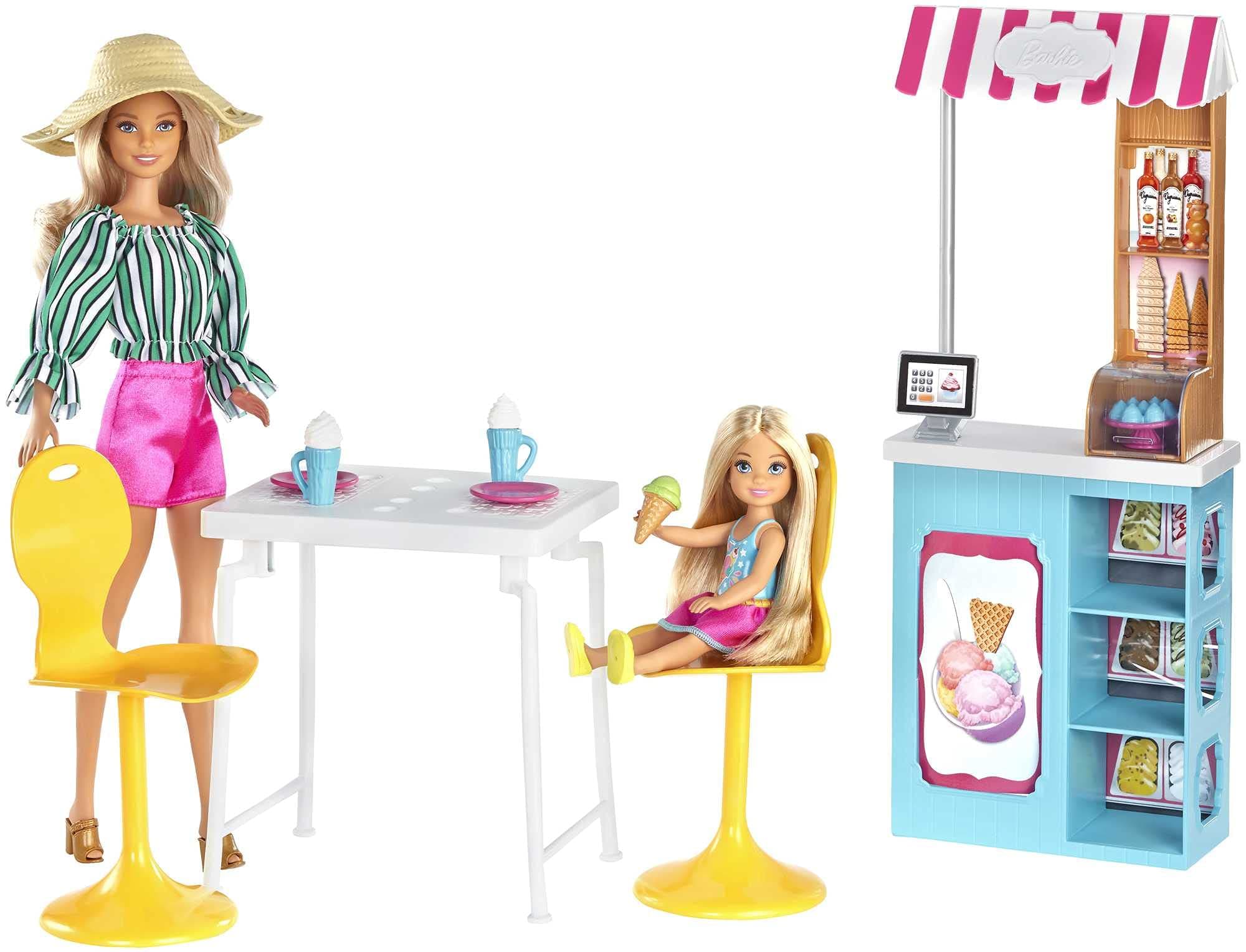 Barbie Ice Cream Cafe Playset with Barbie Doll and Chelsea Doll, Store Frame, Table, 2 Chairs and Food Accessories for Kids 3 to 7 Years Old