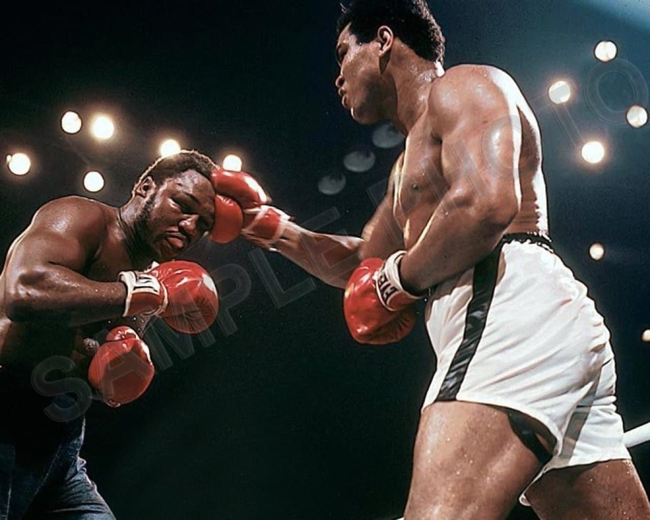 Muhammad ALI (Cassius Clay) vs Joe Frazier Thrilla in Manilla 8X10 Boxing Photo