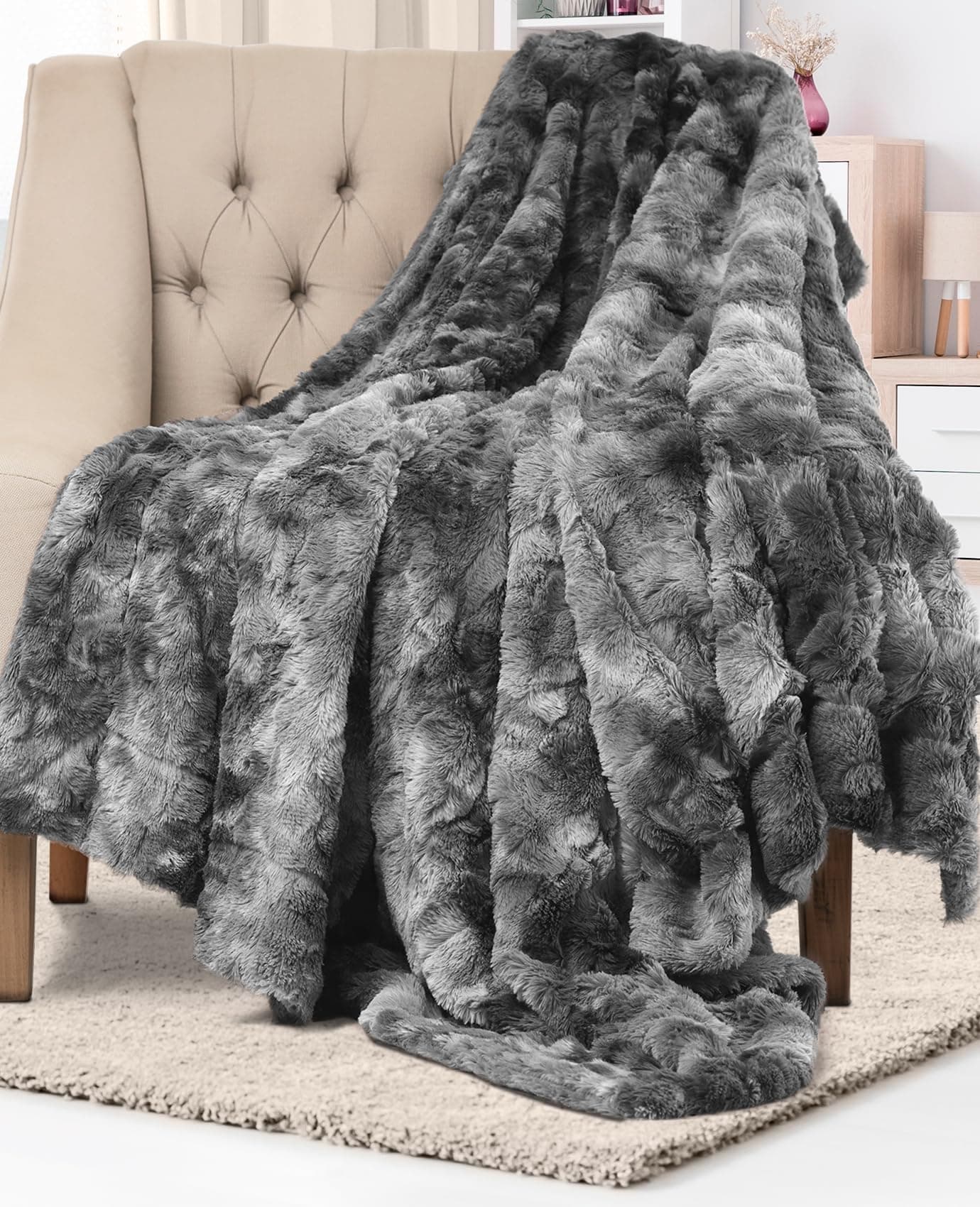 Everlasting Comfort Soft & Comfortable Grey Faux Fur Throw Blanket for Couch - (50"x65") Minky & Fluffy Fall Blankets & Throws, Plush Fuzzy Cover for Bed, Sofa & Living Room - Cozy Home Decor