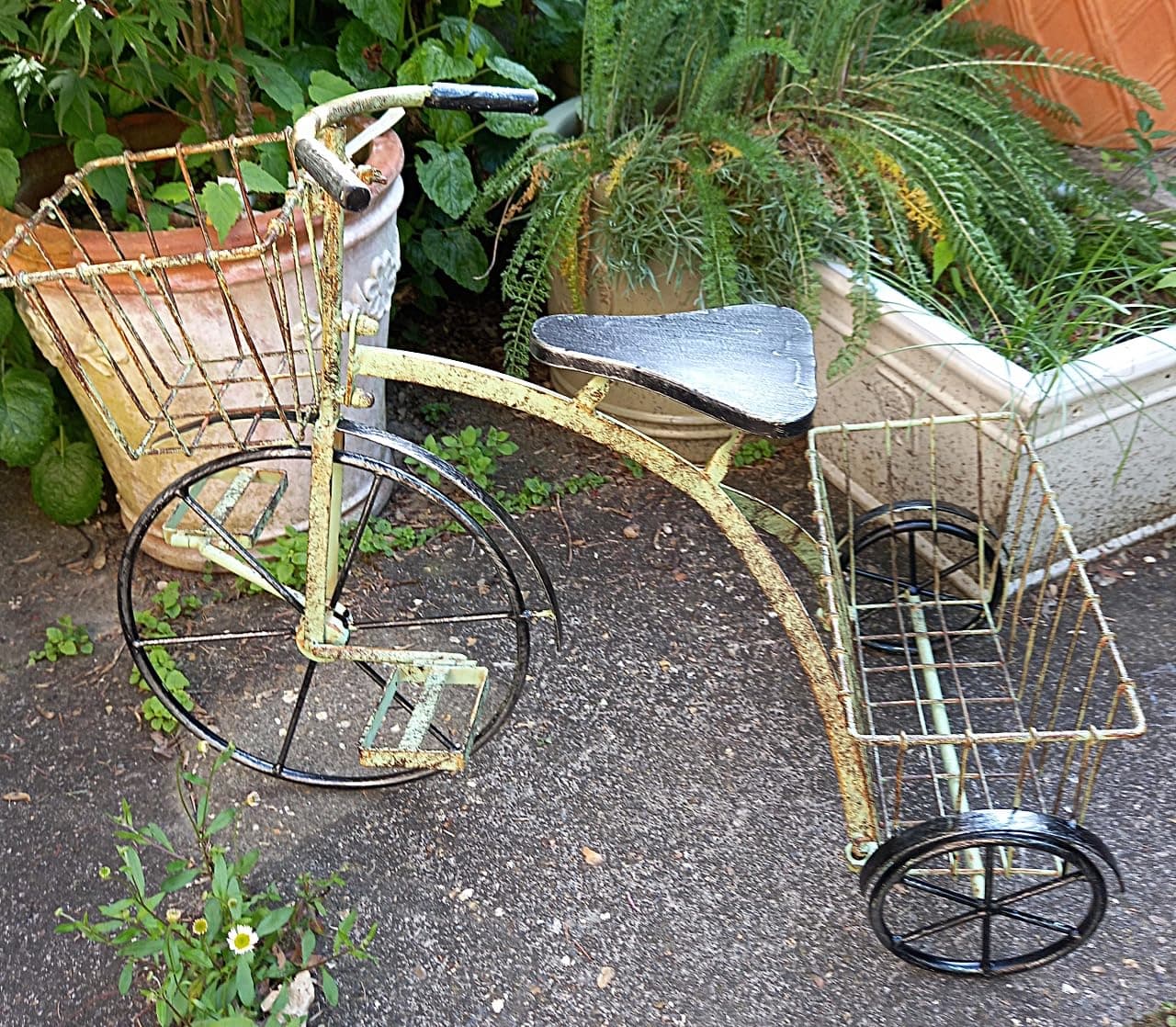 Inspirational Gifting 46cm Tricycle Bike Planter Pot Holder in Verdigris Metal - A beautiful metal planter perfect for gorgeous flower pot arrangements!