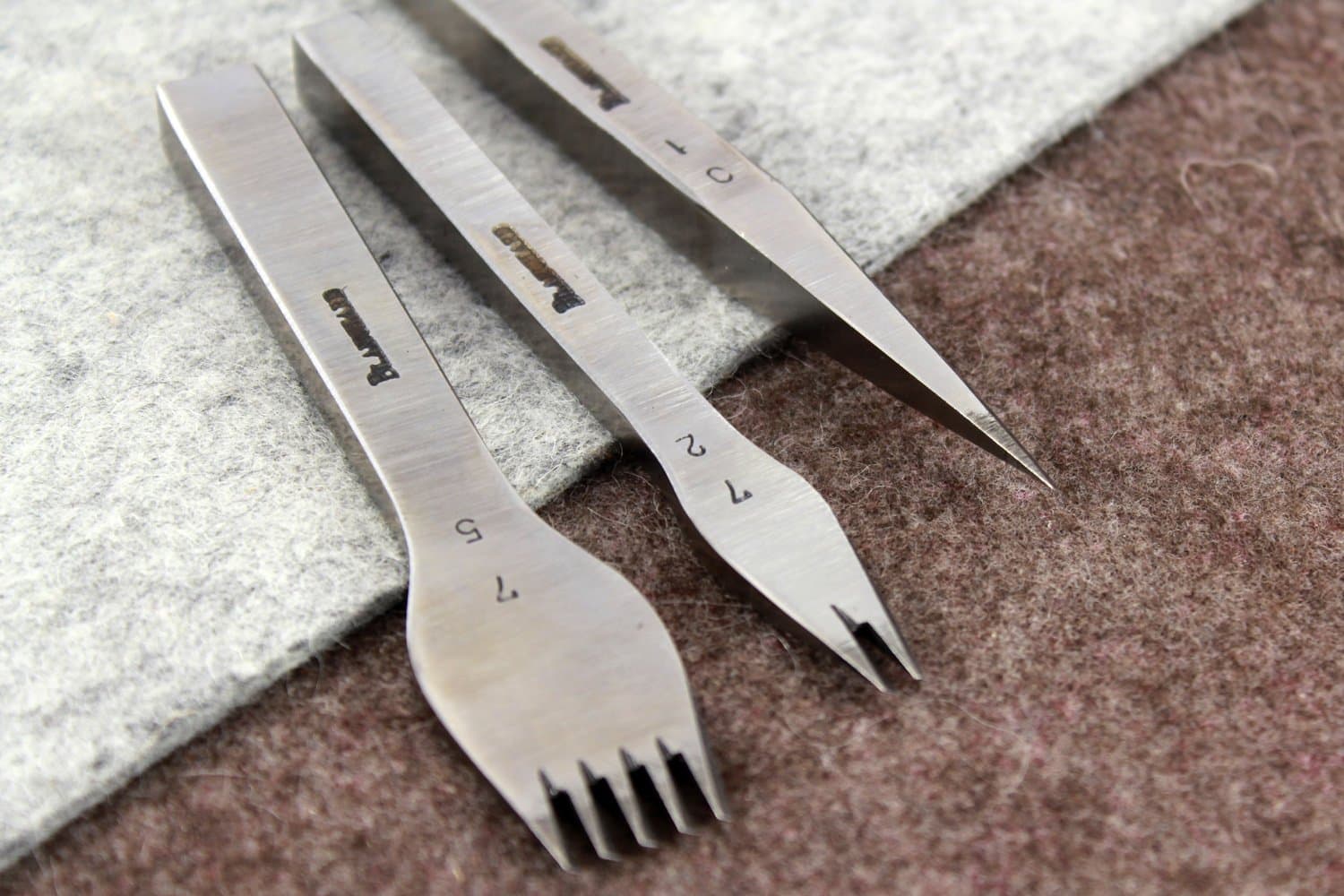 Vergez Blanchard Pricking Iron (5 teeth). Size#7 (3.85mm/7spi). Leather Working Tool