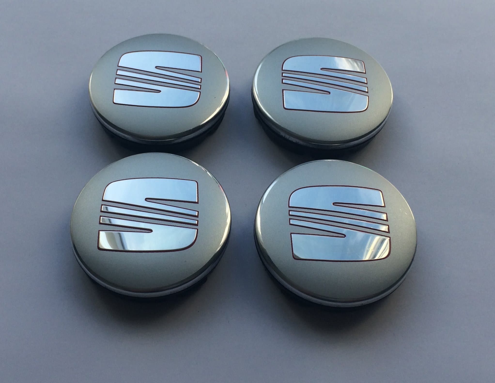 st oem 6LL601171 Set Of 4 Wheel Badges Center Hub Caps 55Mm Silver Chrome Red