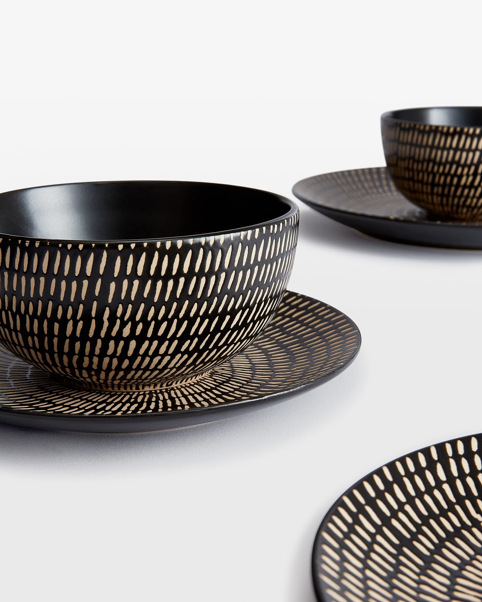 Waterside Fine China 24 Piece Black & White Dash Pad Print Dinner Set