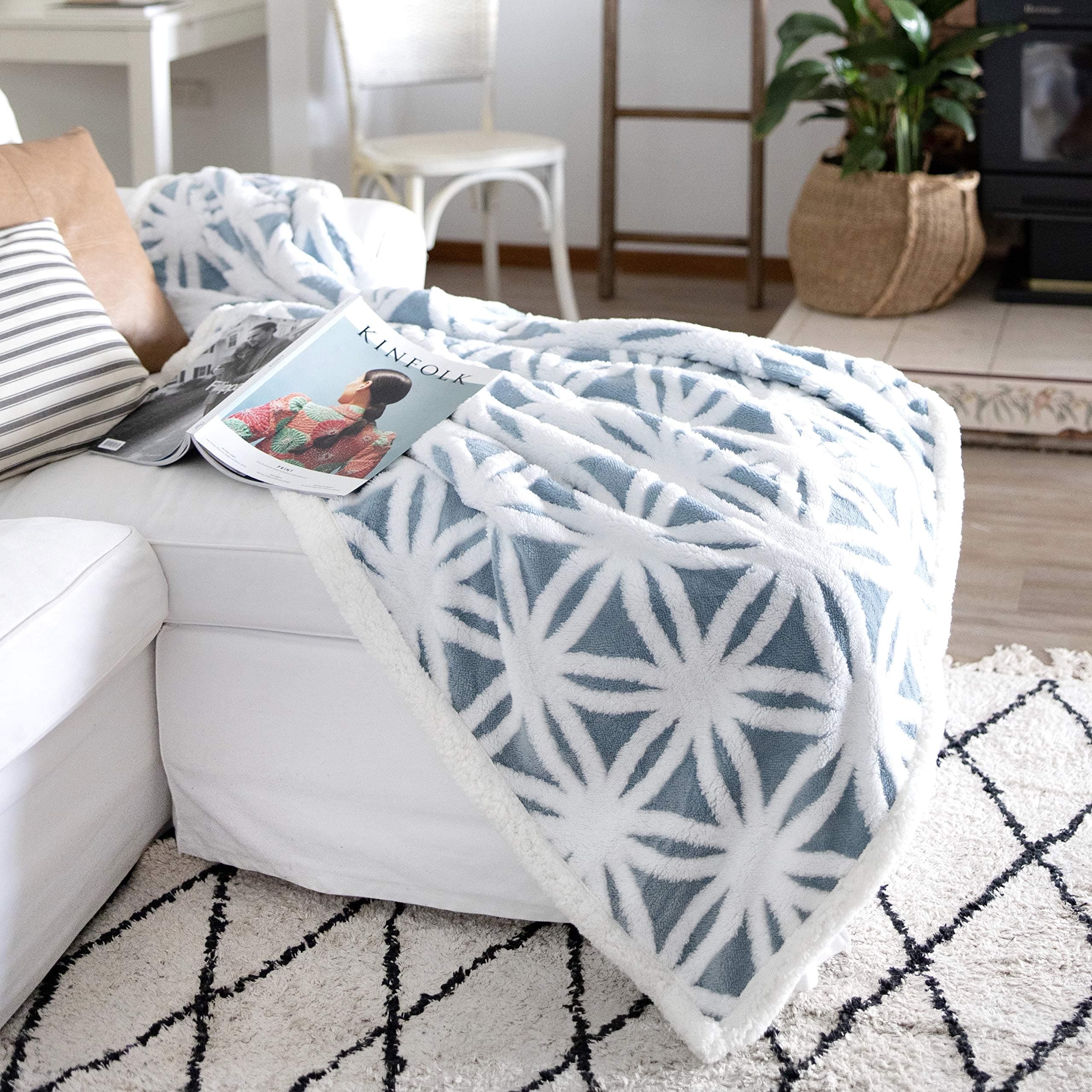 Two Queens Lane Sherpa Fleece Throw Blanket for Couch Sofa or Bed Fluffy, Fuzzy, Soft, Thick, Warm and Cozy Throw Blanket, Turquoise Blue, 51 x 63”